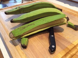 How-to-easily-peel-green-plantains