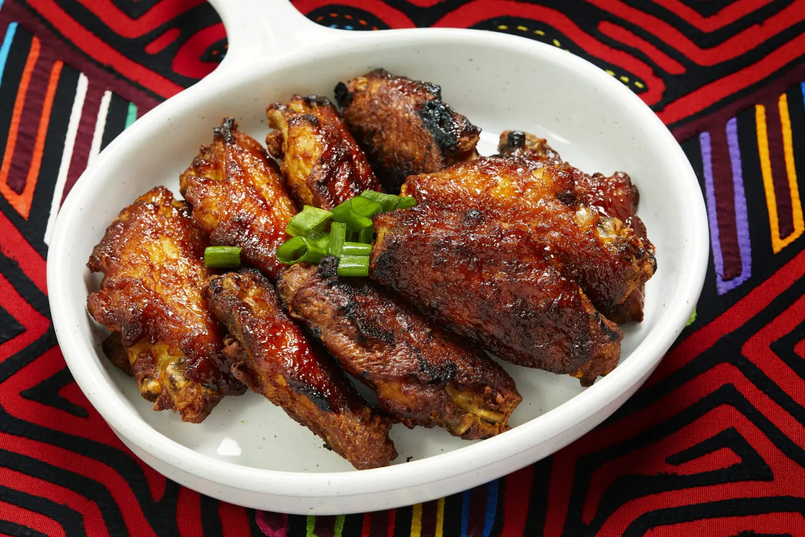 Crispy and spicy chicken wings served in a plate