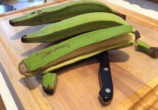 How-to-easily-peel-green-plantains